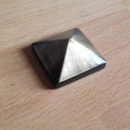 Borchia piramidale in ottone antico